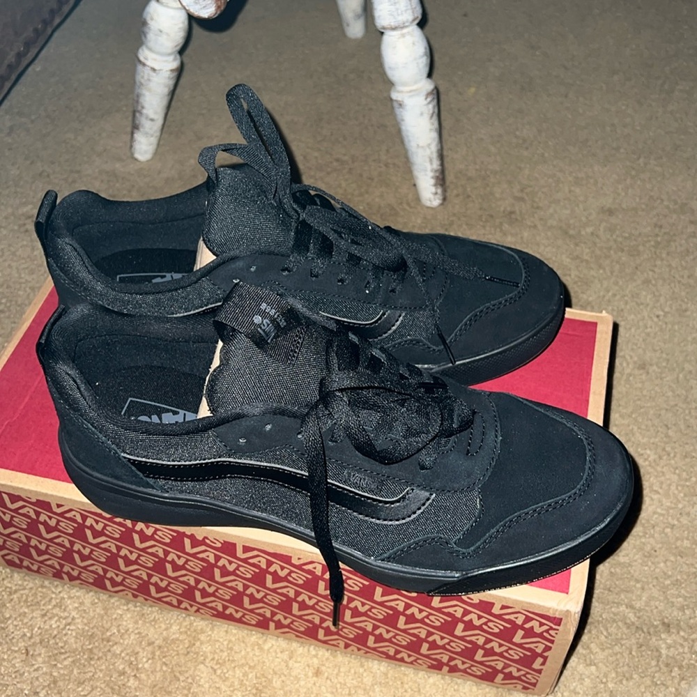 New in Box. And never worn size 11.5 Vans Range Exp
